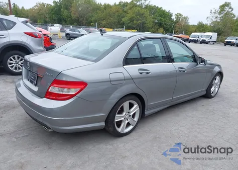 2010 Mercedes-Benz C 300 Sport 4Matic z USA, uszkodzony, nr VIN WDDGF8BB2AR106818